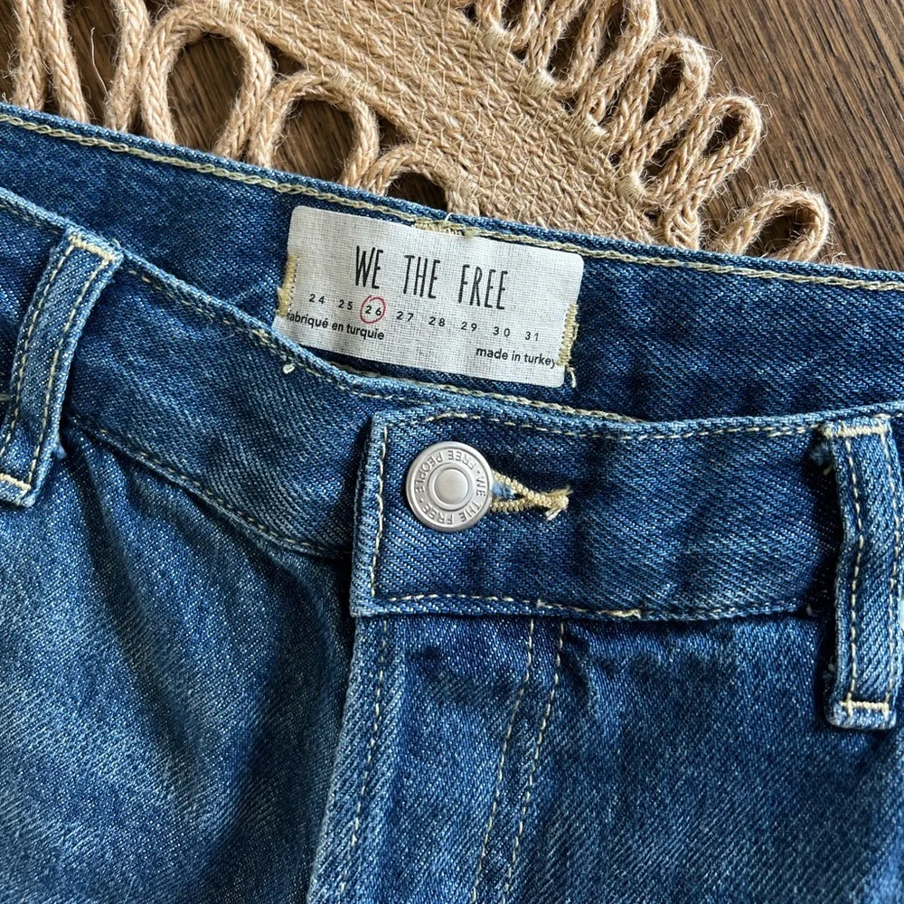 We The Free People Distressed Raw Hem Crop Mom Jeans Women's 26 Button Fly - Picture 8 of 9